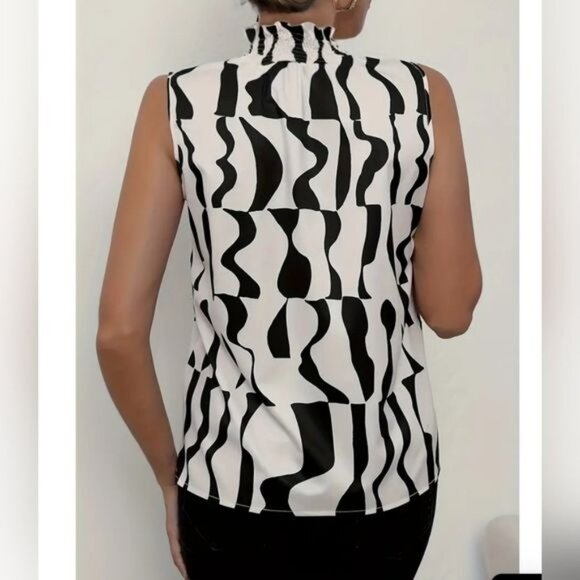 Chic Summer Elegance: Shirred High-Neck Striped Tank Top - Picture 4 of 7